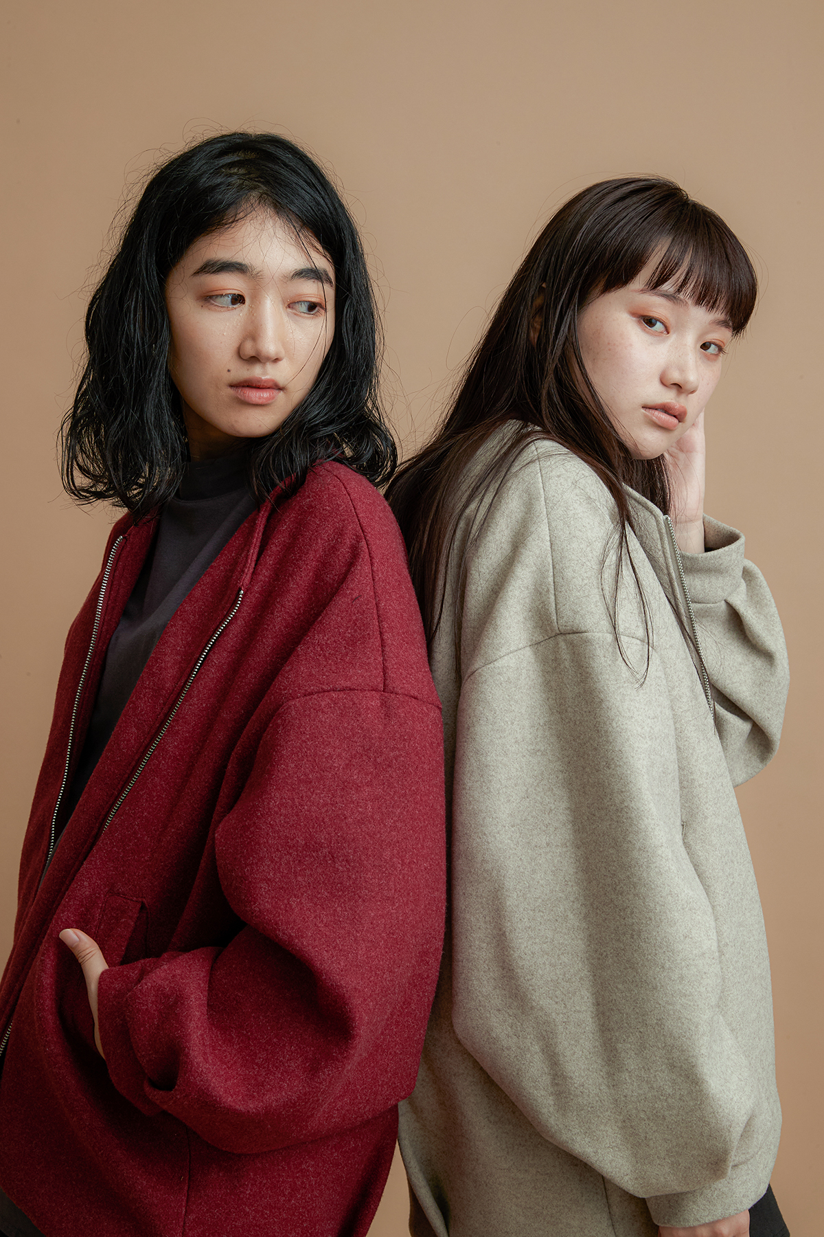 ジャケットをきた二人の女性