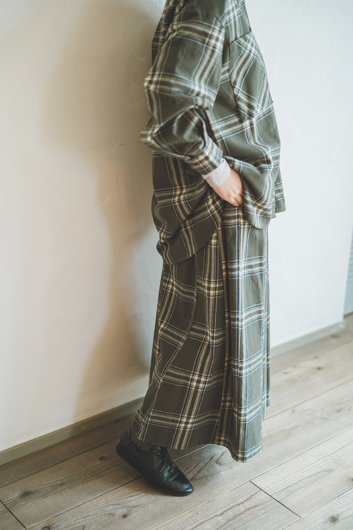 オフホワイトのワンピースの女性モデルの写真
