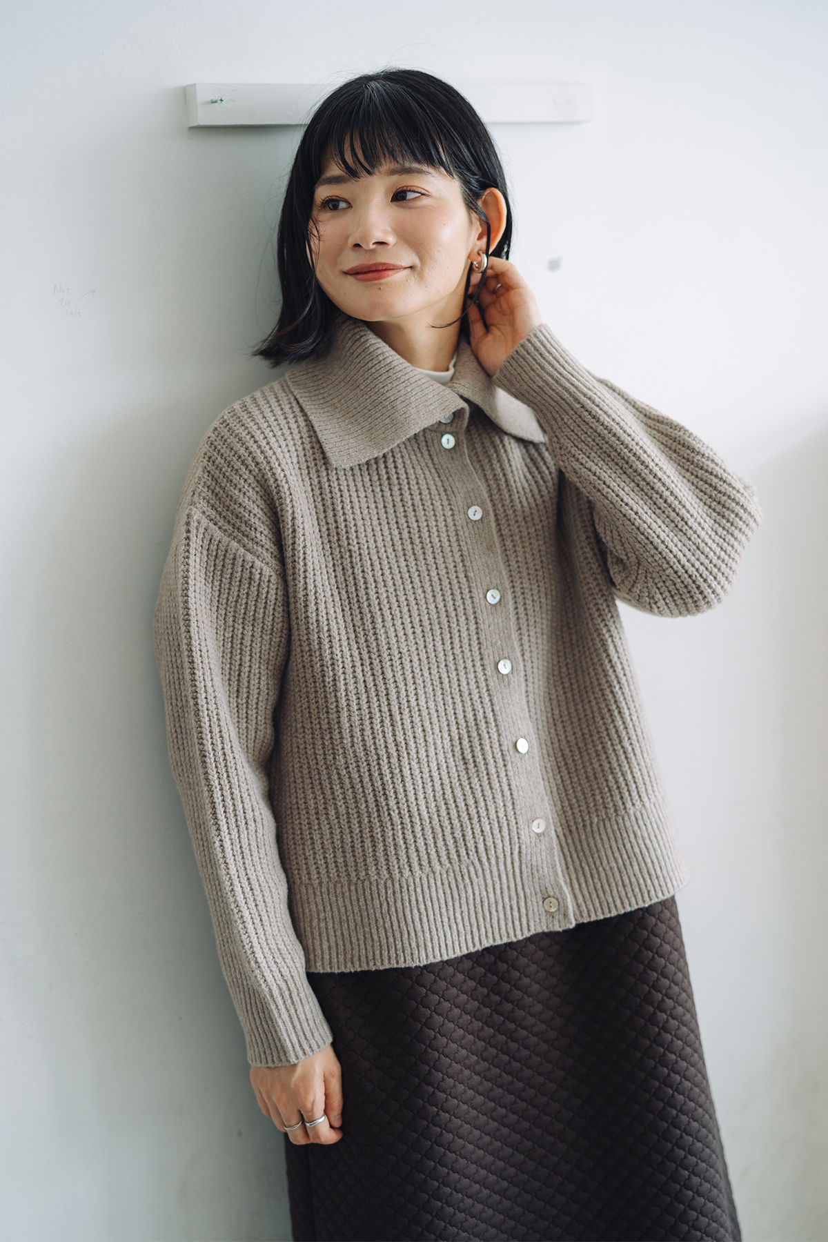 ベージュニットの女性モデルの写真