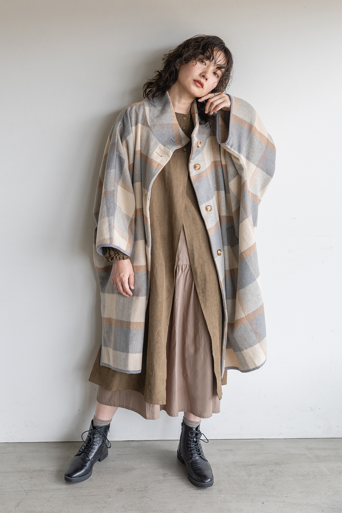 チェックコートを着た女性モデル