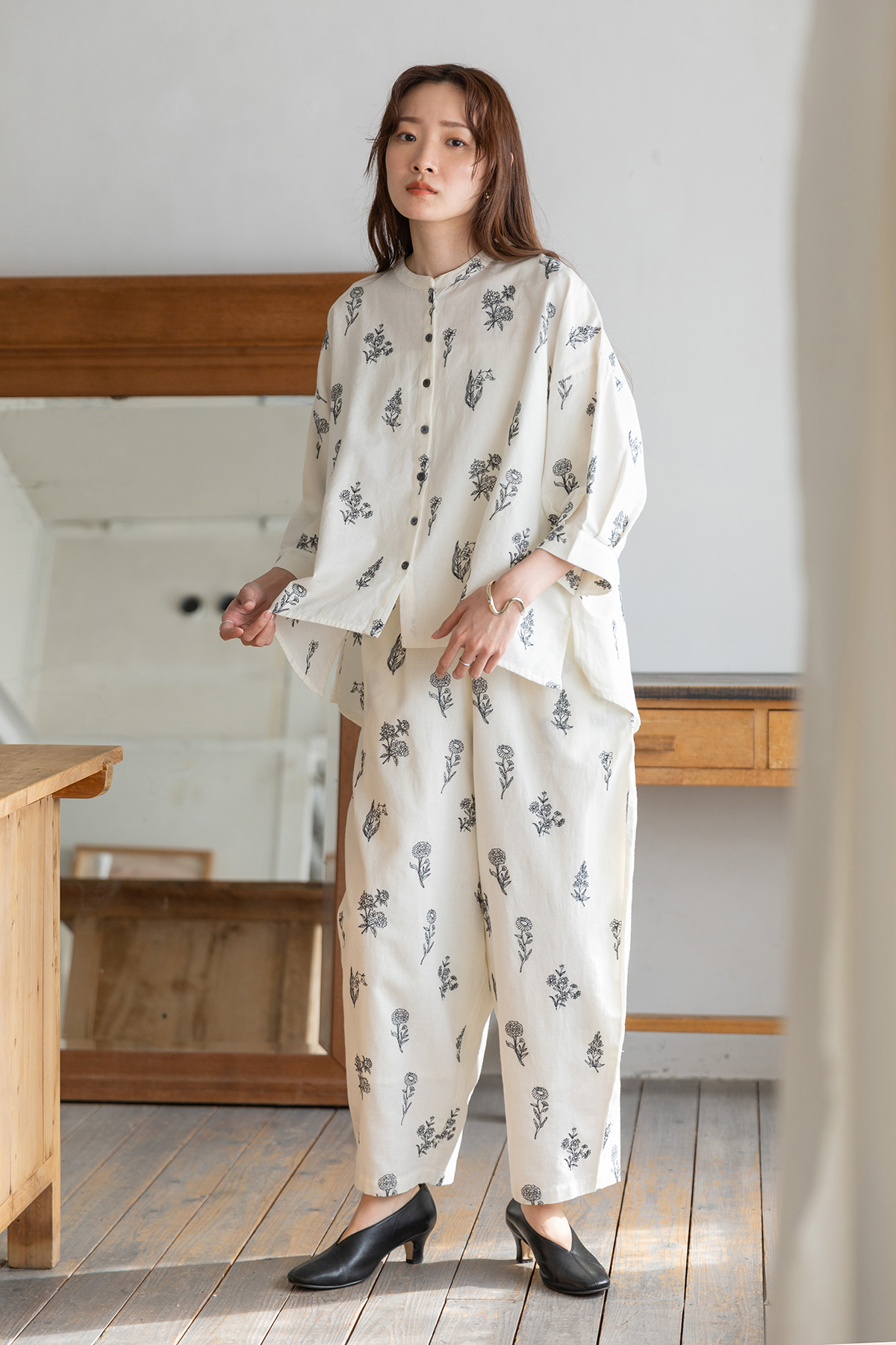 ネイビーのコートを着た女性モデル写真