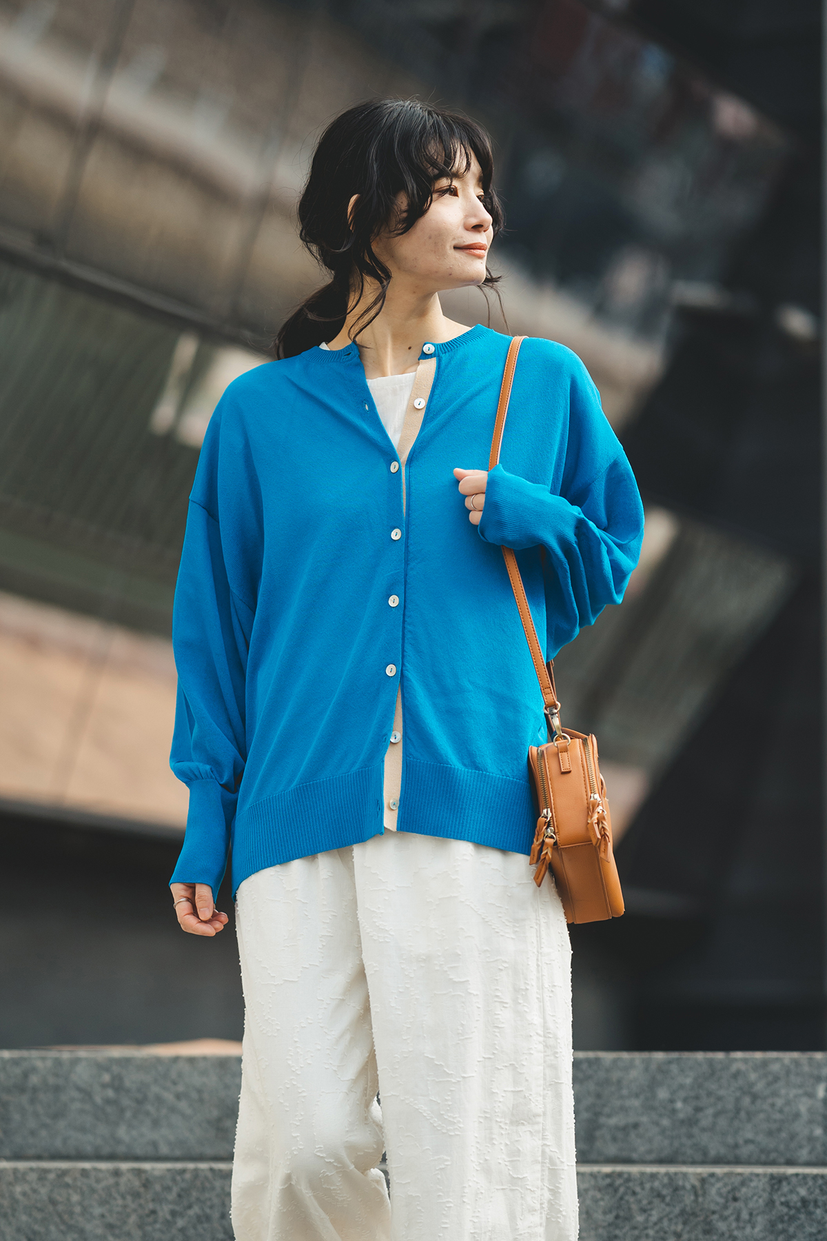 グレーのブラウスを着た女性モデル写真