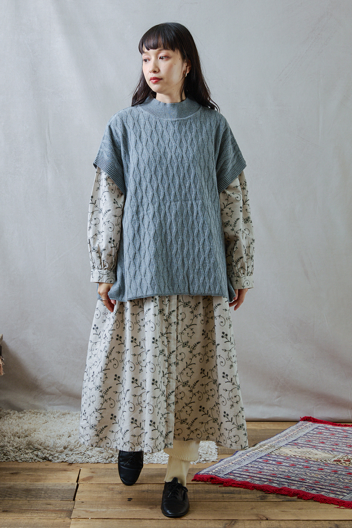 グレーのニットを着た女性