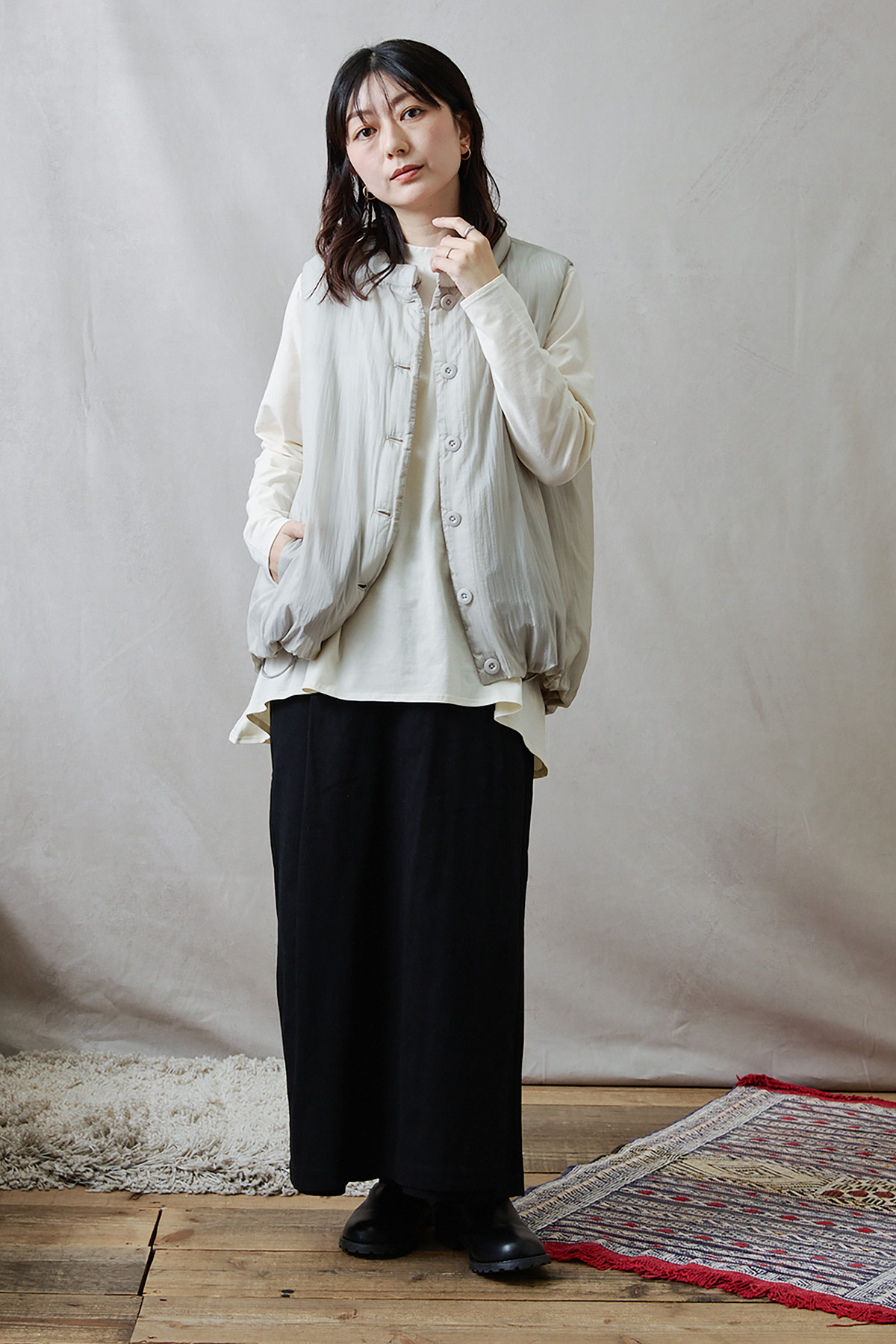 アイボリーベストを着た女性