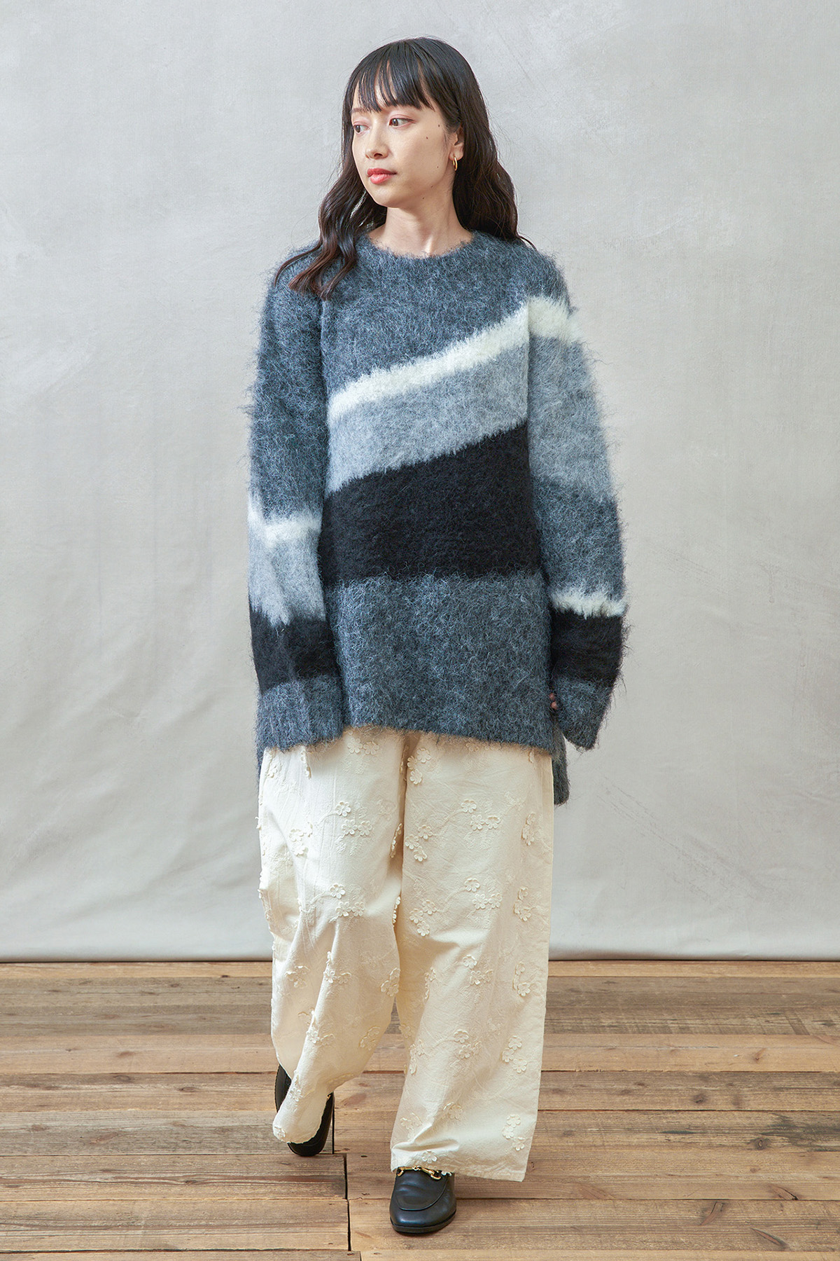 グレーのニットを着た女性