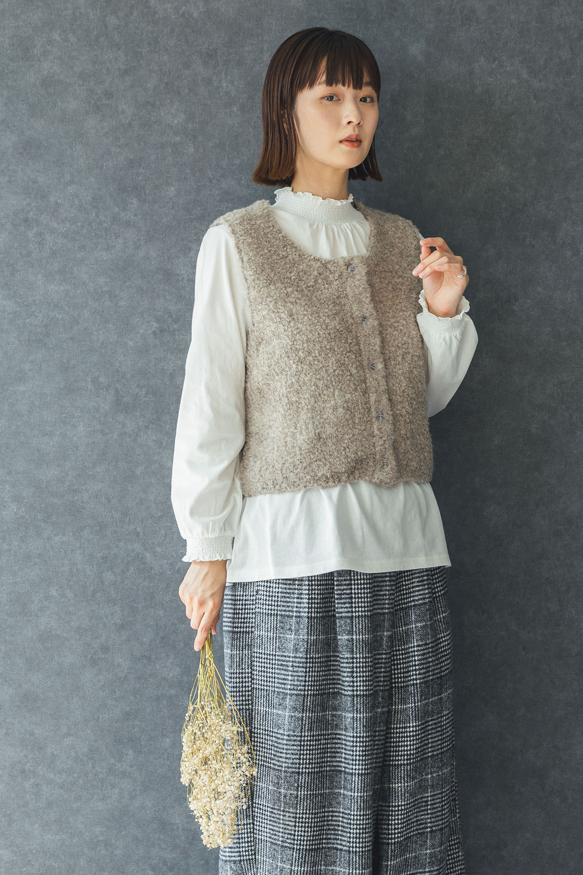 グレーのニットを着た女性モデル写真