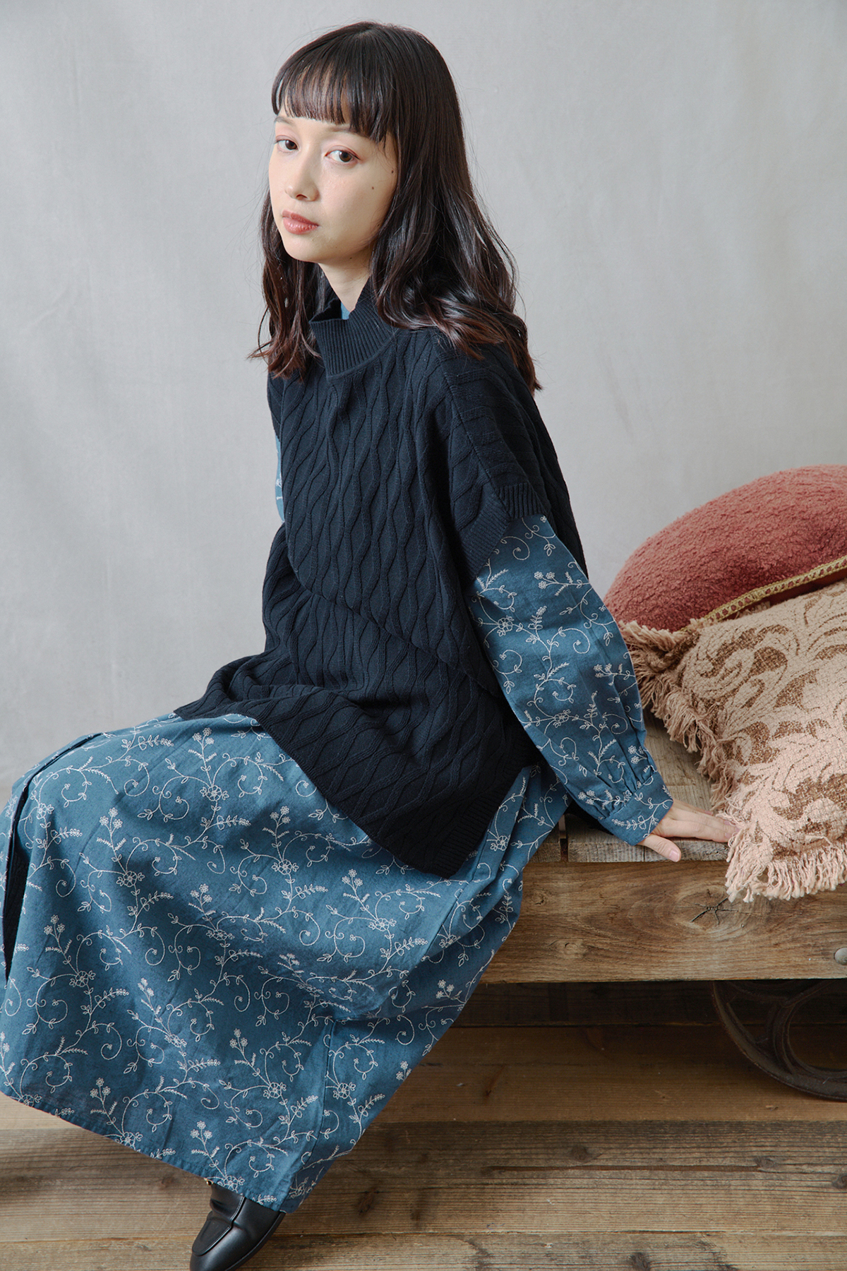 ブルーのワンピースを着た女性モデル写真