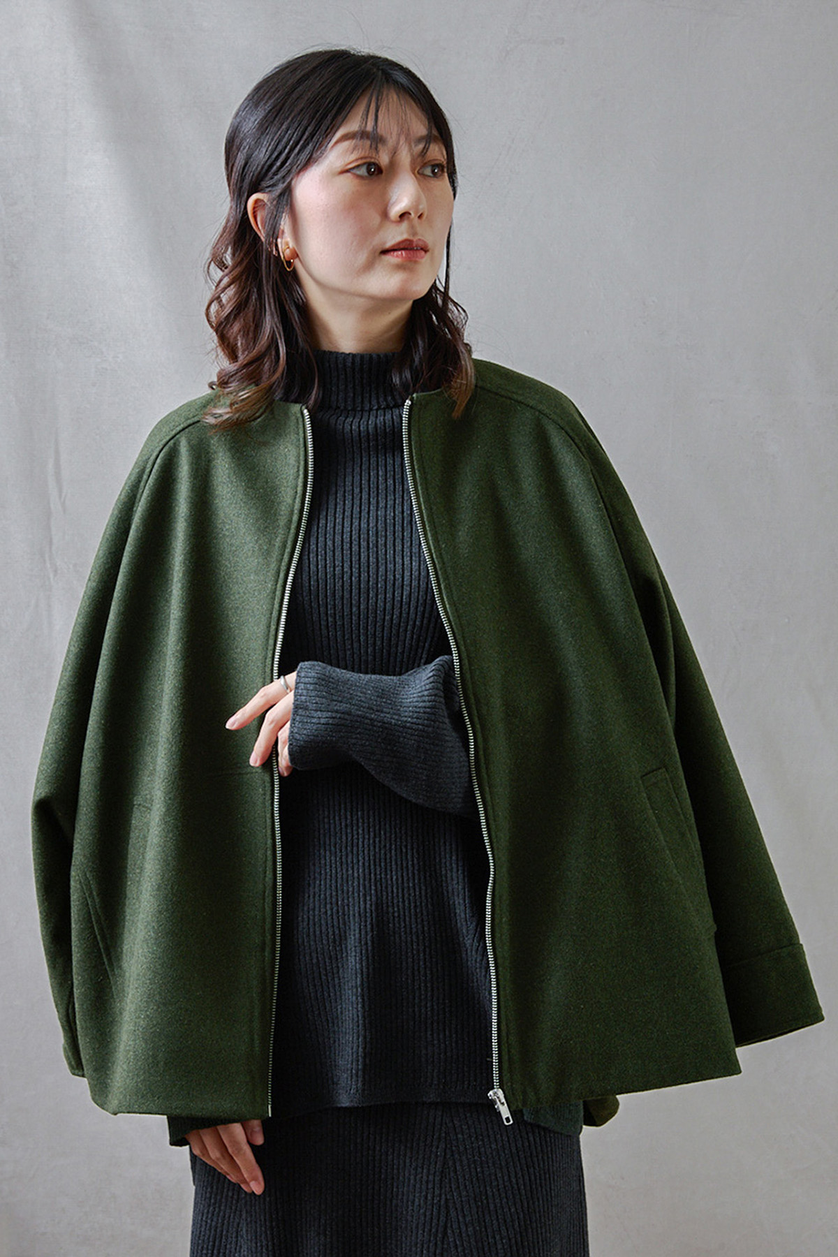 カーキのニットを着た女性