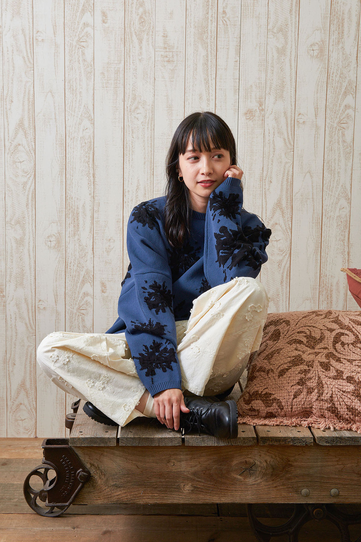 ブルーのトップスを着た女性