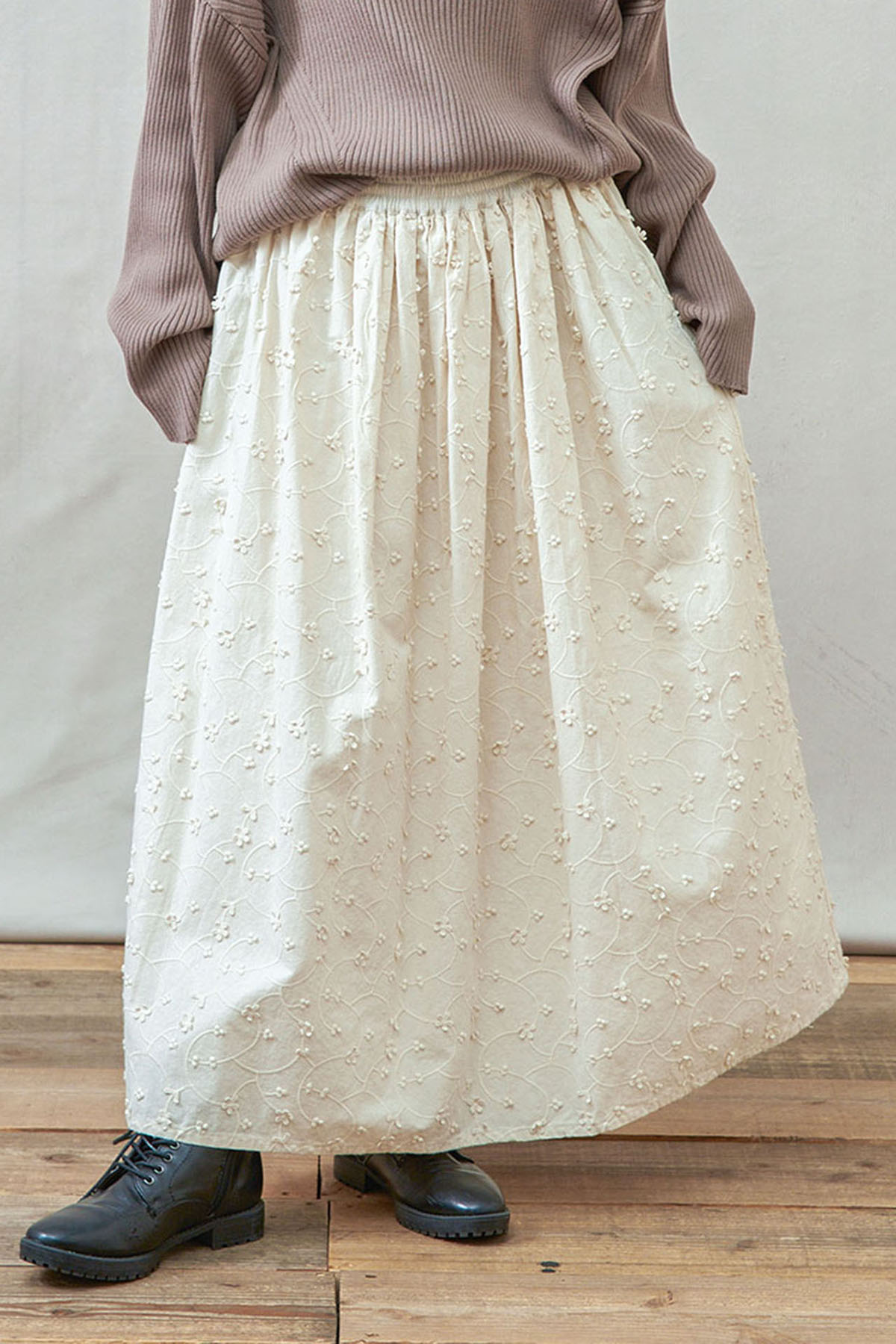 アイボリーのスカートを着た女性