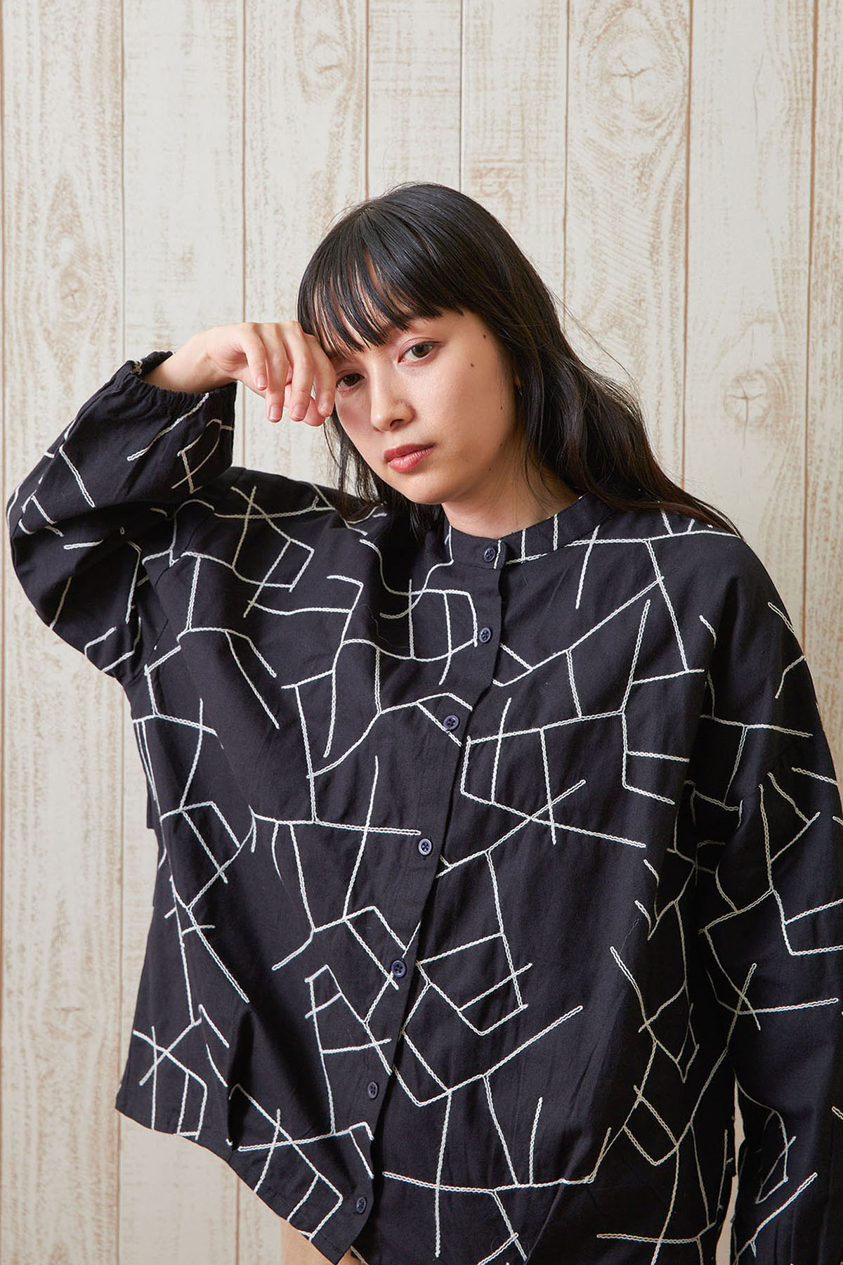 ブラックのブラウスを着た女性