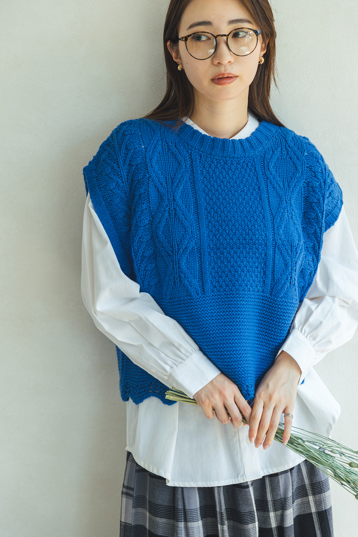 ブルーのニットを着た女性