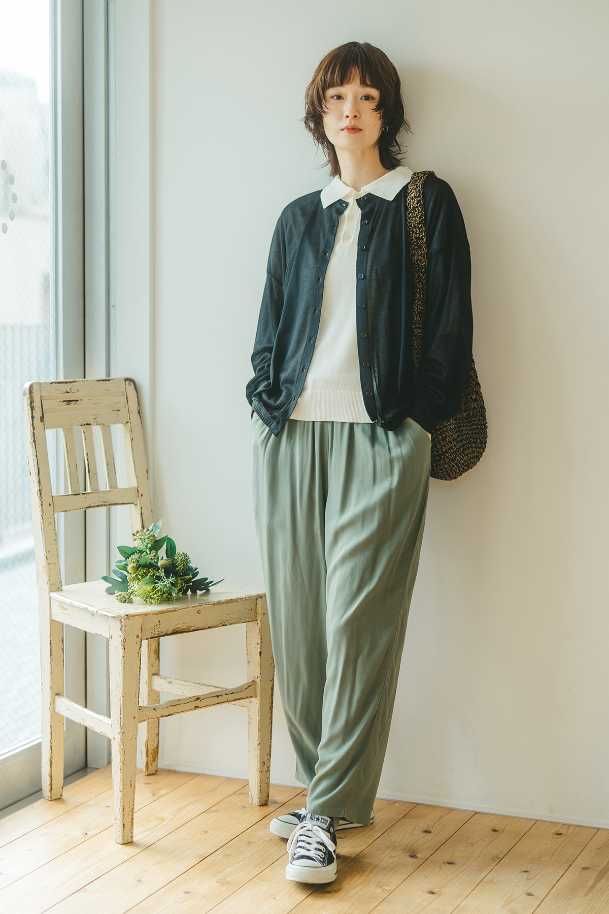 ブラックのカーディガンを着た女性