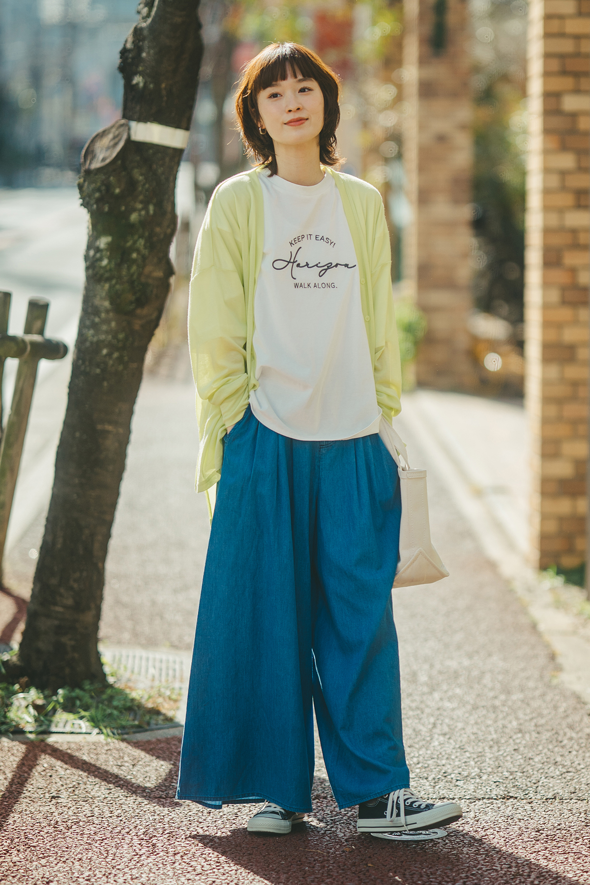 イエローのカーディガンを着た女性