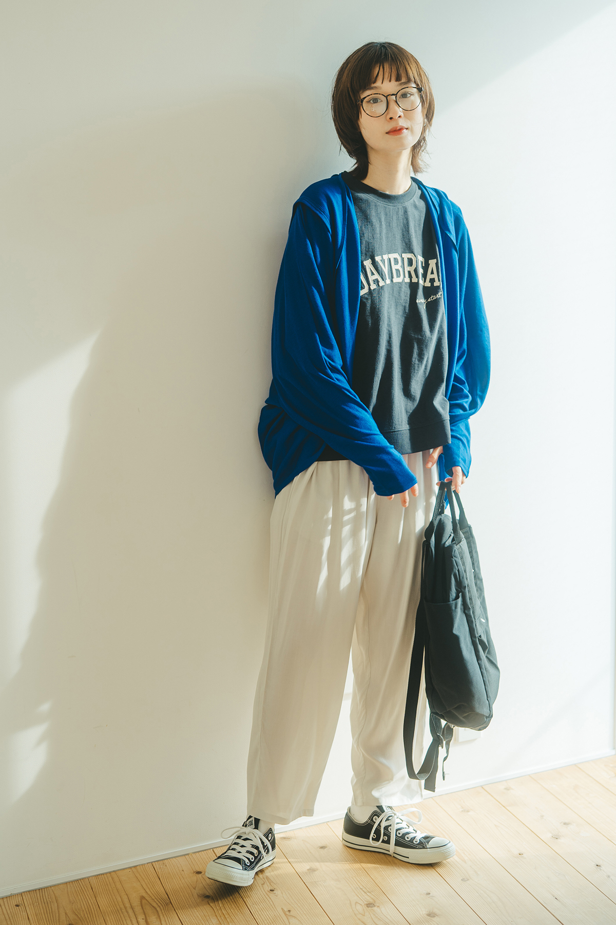 ブルーのカーディガンを着た女性