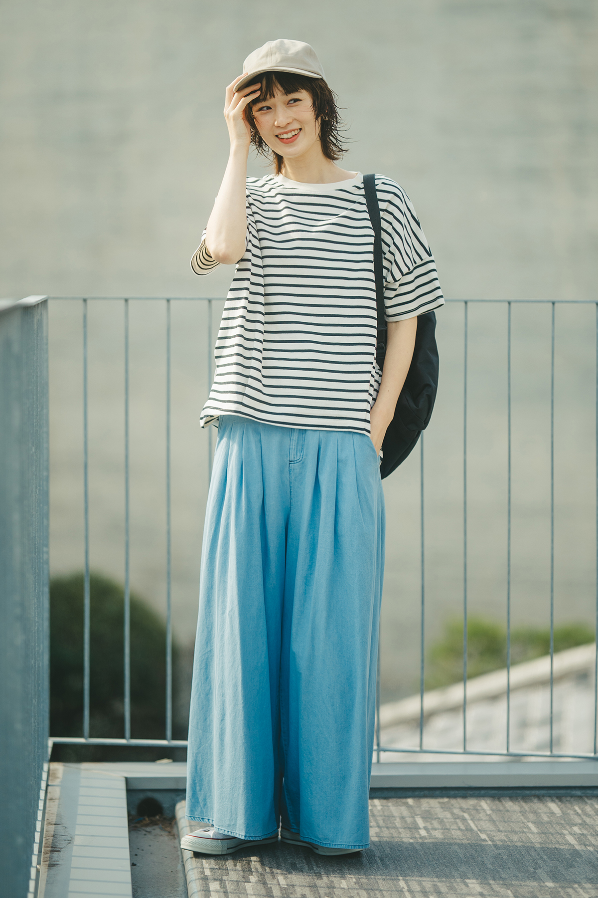 ボーダーのトップスを着た女性