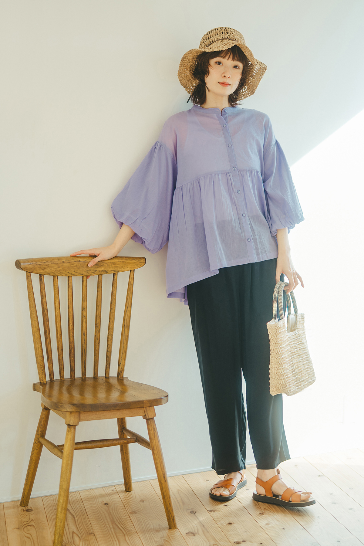 ライラックのブラウスを着た女性