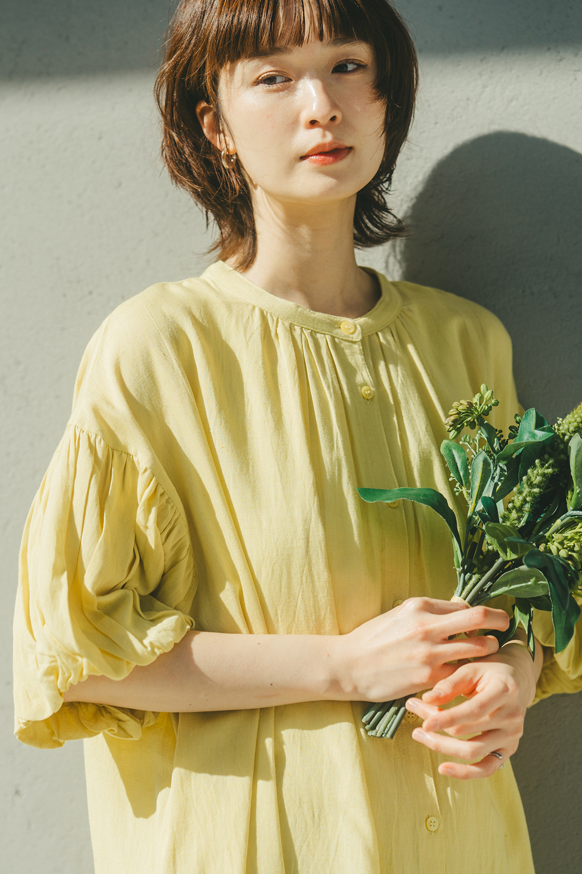 イエローのワンピースを着た女性モデル写真