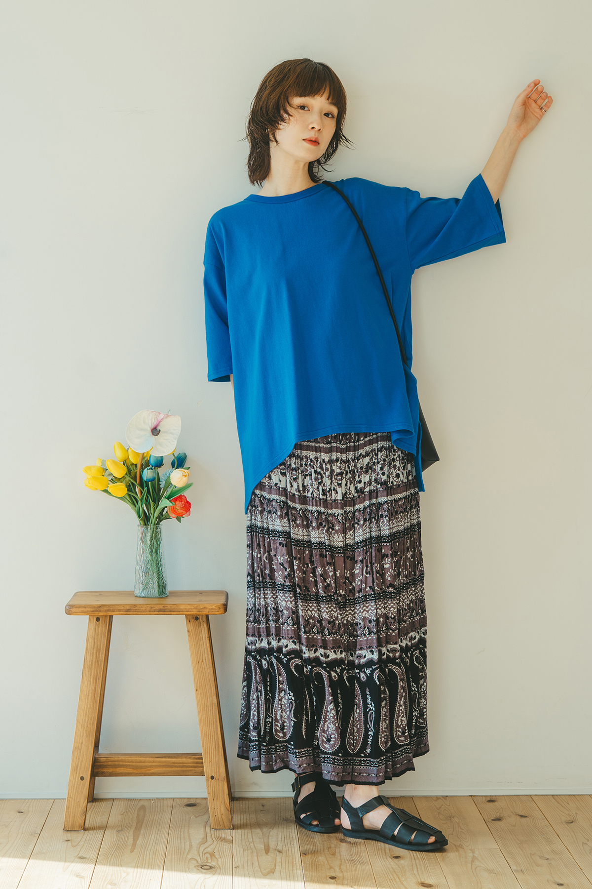 ブルーのトップスを着た女性モデル写真