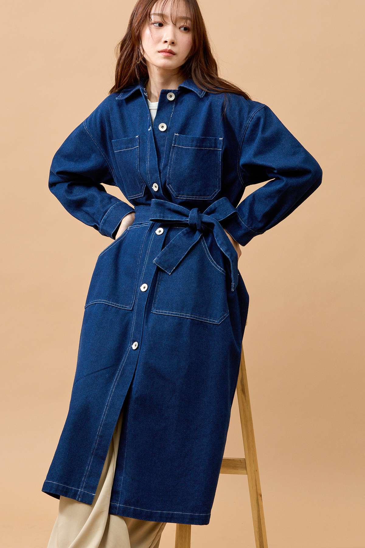 デニムのコートを着た女性モデル写真