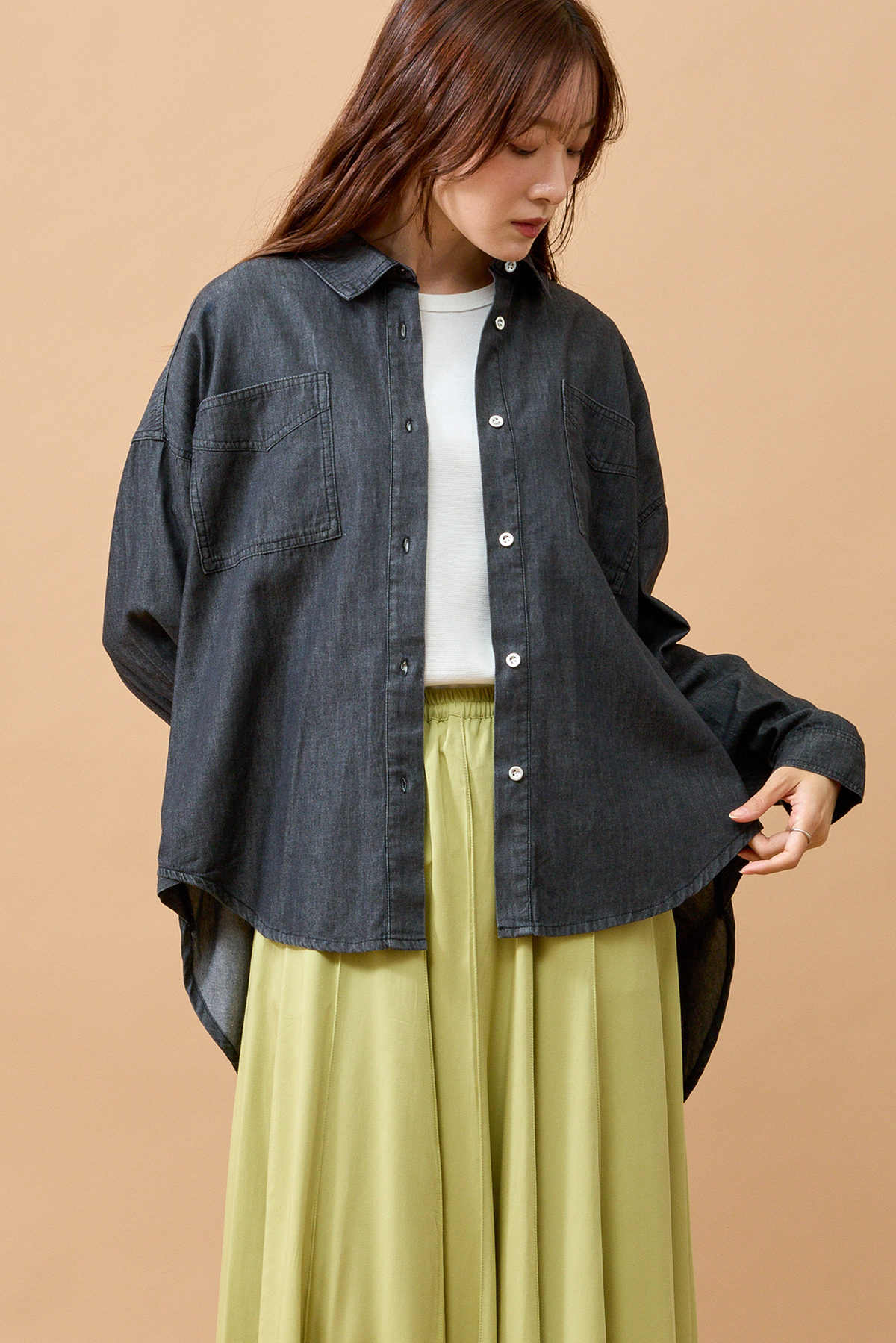 ブラックのブラウスを着た女性モデル写真