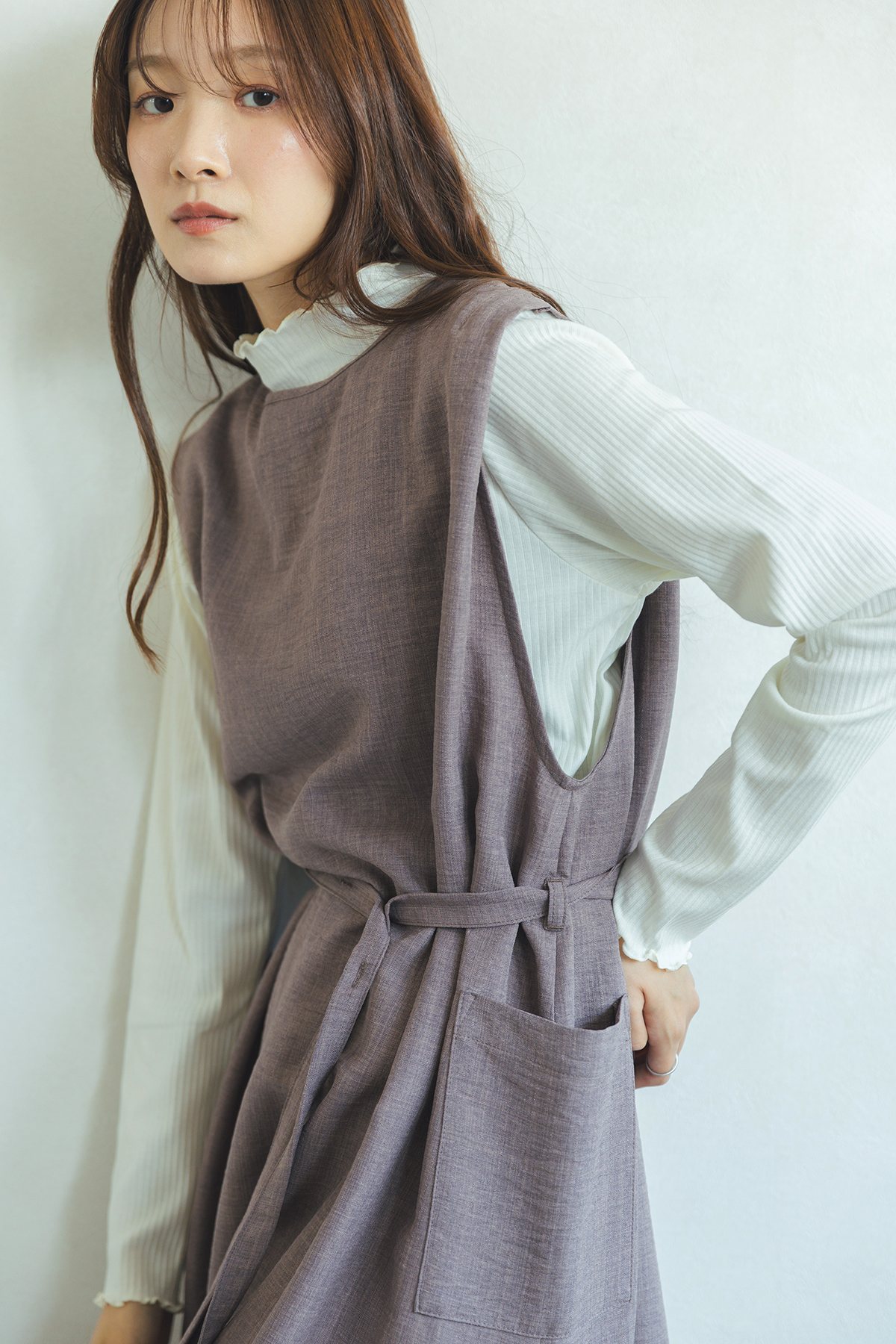 ベージュのニットを着た女性モデル