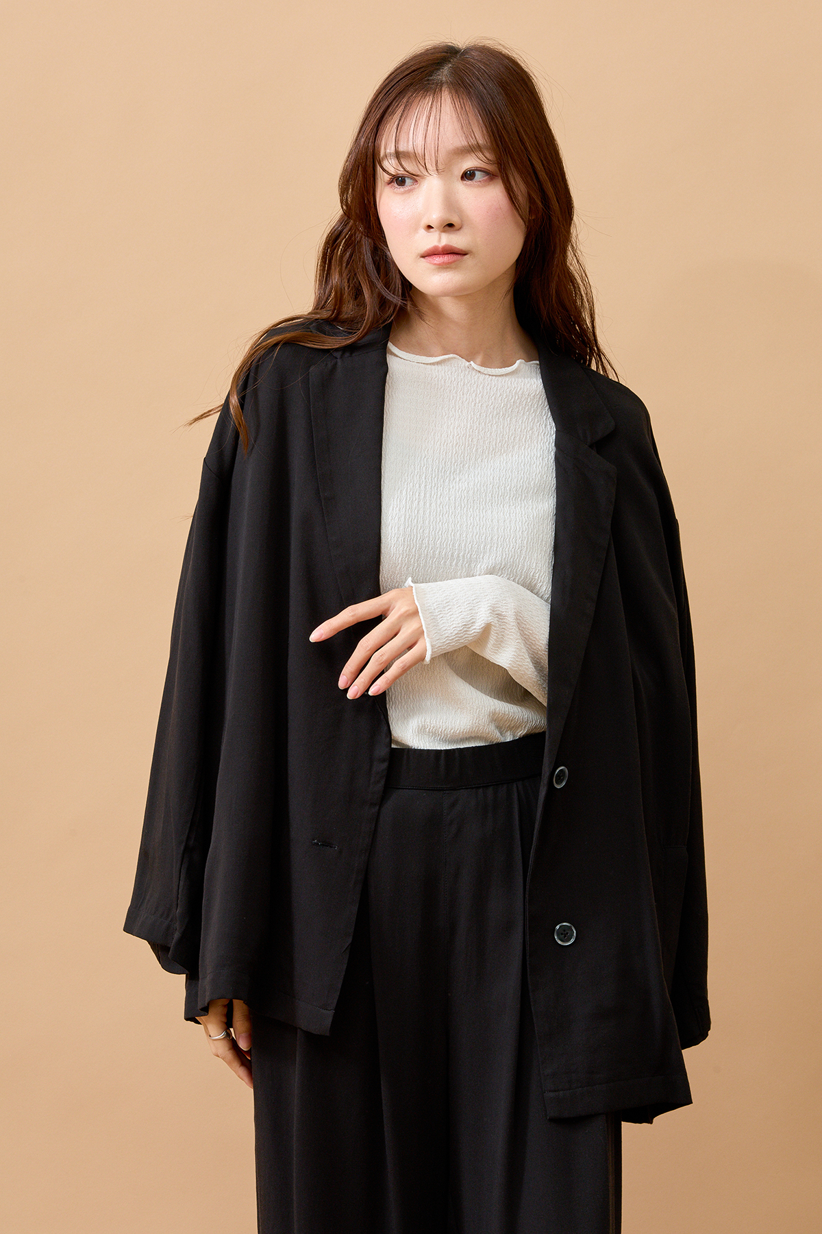 ブラックのジャケットを着た女性