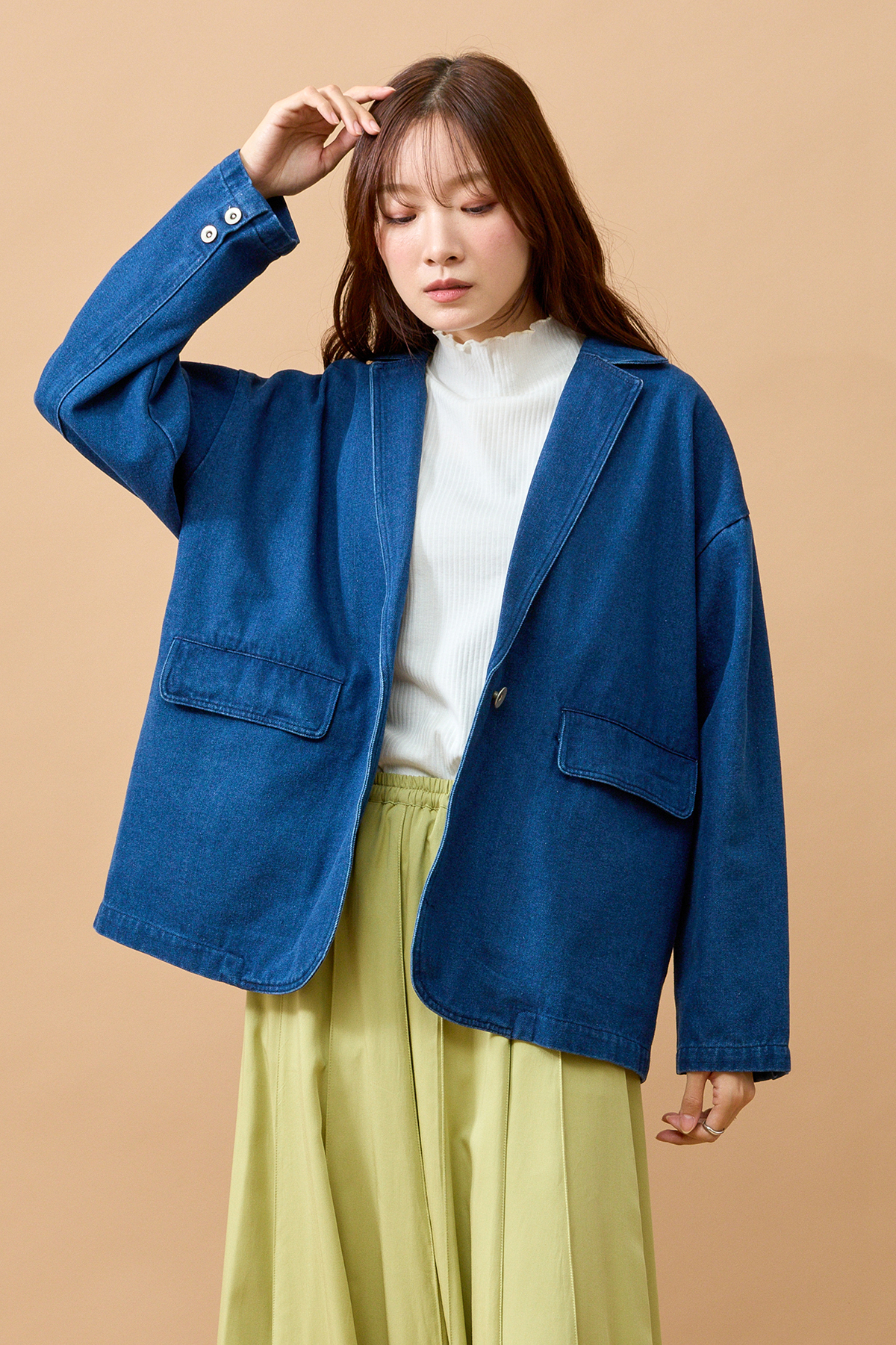 デニムのジャケットを着た女性