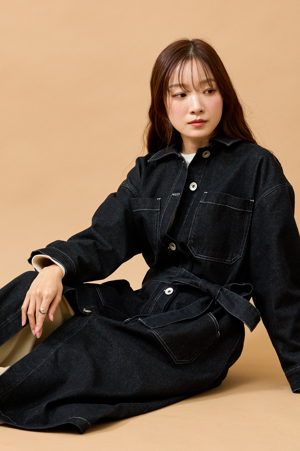 ブラックのコートを着た女性