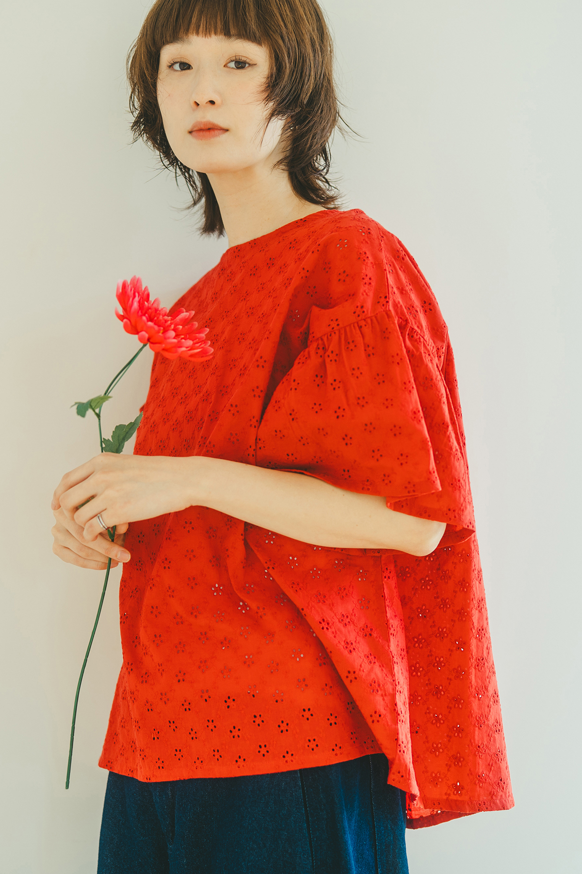 ピンクのブラウスを着た女性モデル写真