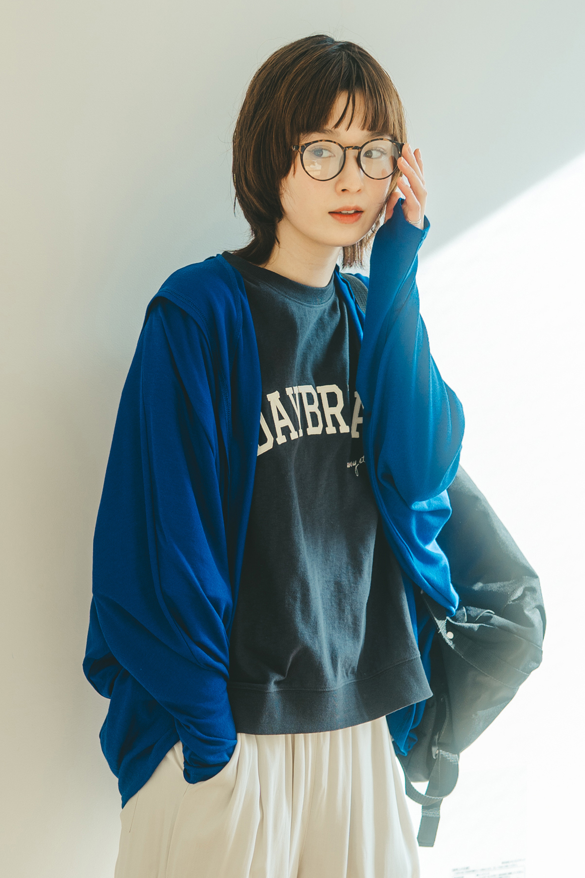 ブルーのニットを着た女性