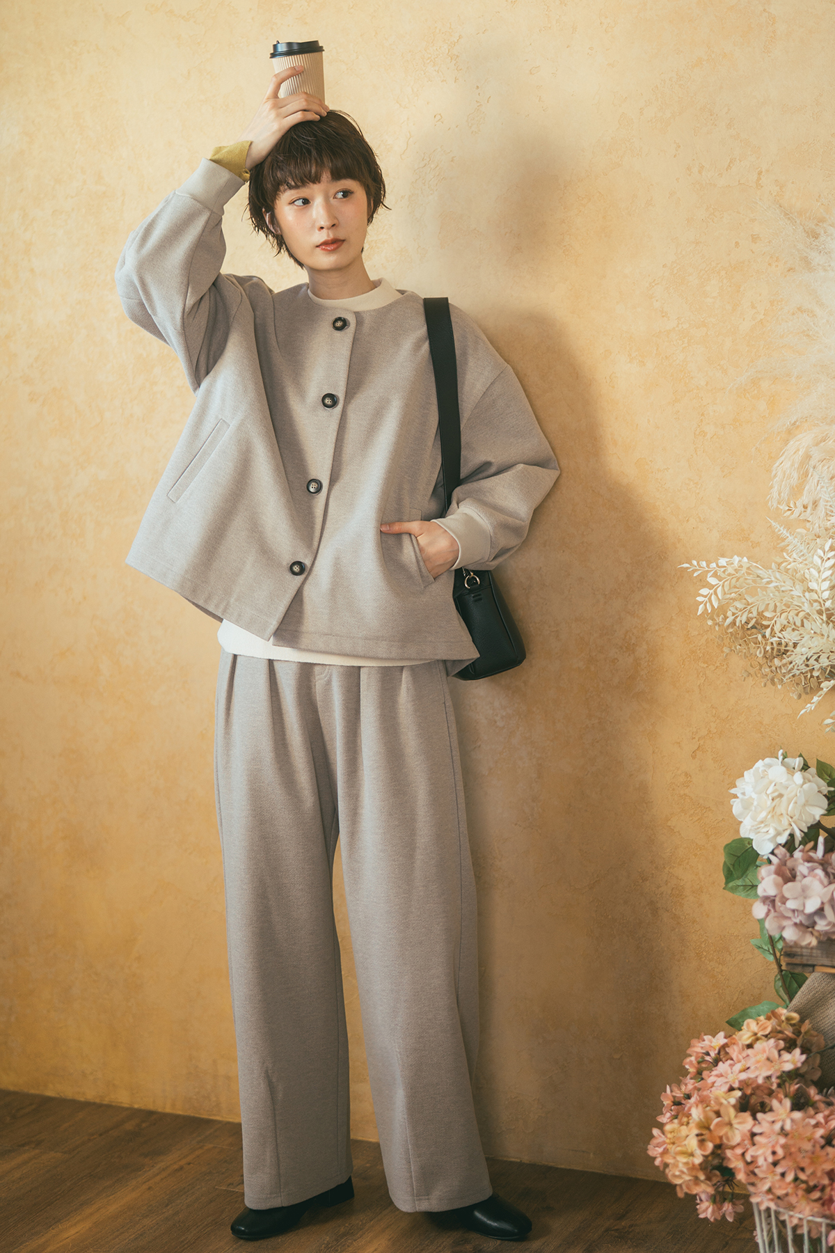 ブラックのカーディガンを着た女性