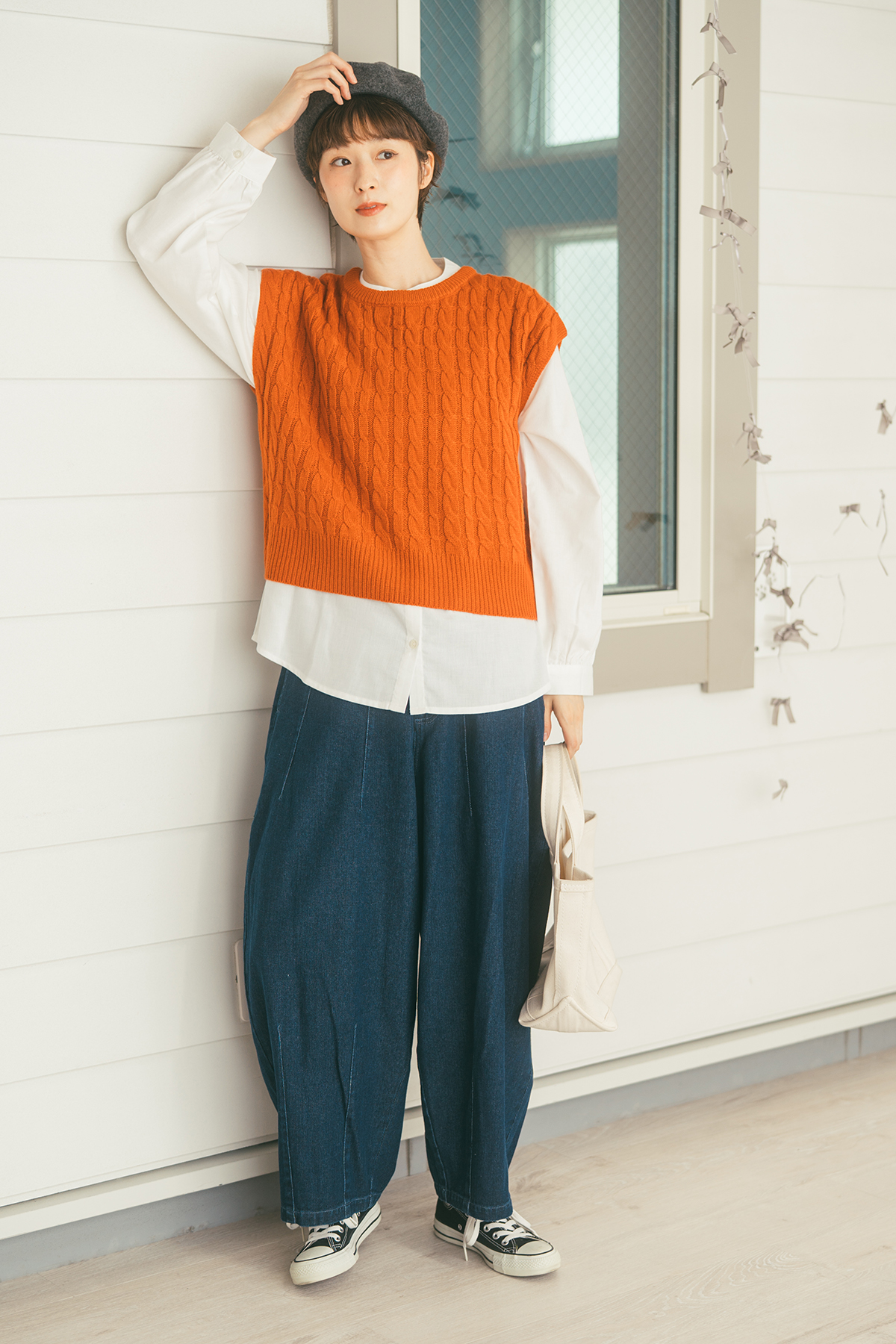 ライラックのブラウスを着た女性